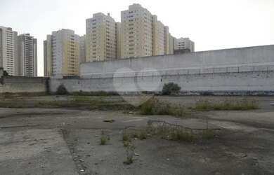 Imagem: O terreno possui 3.000m² de Área e está localizado em Água