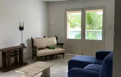 Imagem: A casa possui 3 Dormitórios, 2 Banheiros, 2 Vagas na garagem