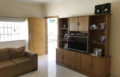 Imagem: A casa possui 3 Dormitórios, 2 Banheiros, 3 Vagas na garagem