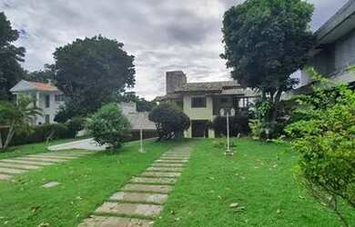 Imagem: A casa possui 4 Dormitórios, 5 Banheiros, 4 Vagas na garagem