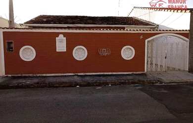 Imagem: A casa possui 3 Dormitórios, 1 Banheiro, 2 Vagas na garagem