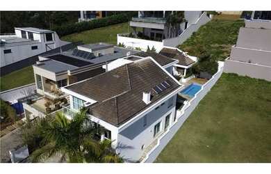 Imagem: A casa em condomínio possui 5 Dormitórios, 5 Banheiros, 4