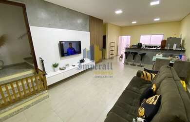 Imagem: A casa possui 3 Dormitórios, 2 Banheiros, 2 Vagas na garagem