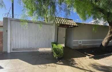 Imagem: A casa possui 2 Dormitórios, 1 Banheiro, 2 Vagas na garagem