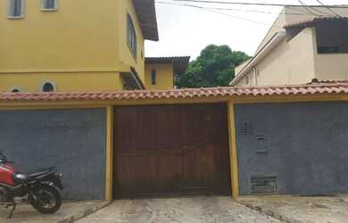 Imagem: A casa possui 5 Dormitórios, 3 Banheiros, 3 Vagas na garagem