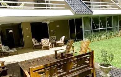 Imagem: A casa possui 4 Dormitórios, 5 Banheiros, 5 Vagas na garagem