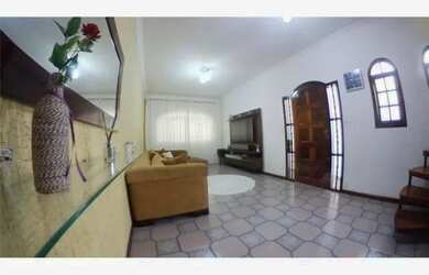 Imagem: A casa possui 4 Dormitórios, 2 Banheiros, 2 Vagas na garagem