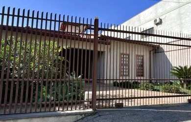 Imagem: A casa possui 3 Dormitórios, 2 Banheiros, 2 Vagas na garagem