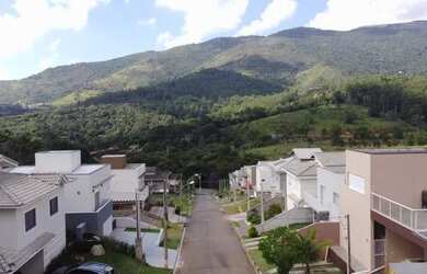 Imagem: A casa em condomínio à venda possui 4 Dormitórios, 4 Banheiros