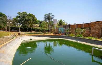 Imagem: A casa possui 4 Dormitórios, 2 Banheiros, 5 Vagas na garagem