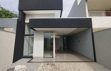 Imagem: A casa possui 3 Dormitórios, 2 Banheiros, 2 Vagas na garagem