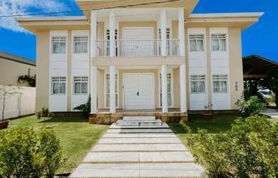 Imagem: A casa possui 4 Dormitórios, 5 Banheiros, 2 Vagas na garagem