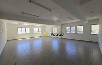 Imagem: O depósito possui 2 Vagas na garagem, 320m² de Área e está