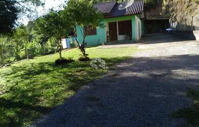 Imagem: A casa possui 2 Dormitórios, 1 Banheiro, 2 Vagas na garagem