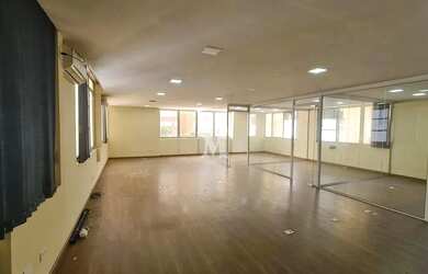 Imagem: O depósito possui 2 Vagas na garagem, 120m² de Área e está