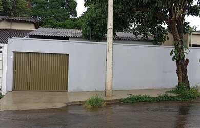 Imagem: A casa possui 4 Dormitórios, 3 Banheiros, 4 Vagas na garagem