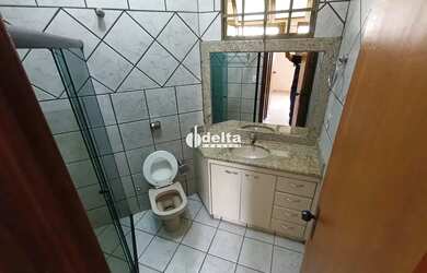 Imagem 15: Casa disponível para locação ou venda no bairro Jardim Karaíba em...