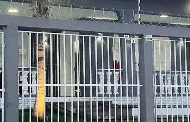 Imagem: A casa possui 4 Dormitórios, Acomodam 20 pessoas, 4 Vagas na