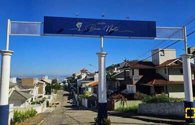 Imagem: A casa possui 4 Dormitórios, 4 Banheiros, 2 Vagas na garagem