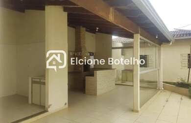 Imagem: A casa possui 4 Dormitórios, 1 Banheiro, 2 Vagas na garagem