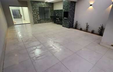 Imagem: A casa possui 3 Dormitórios, 2 Banheiros, 2 Vagas na garagem