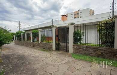 Imagem: A casa possui 3 Dormitórios, 4 Banheiros, 5 Vagas na garagem