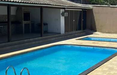 Imagem: A casa possui 4 Dormitórios, 3 Banheiros, 5 Vagas na garagem