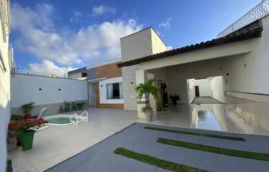 Imagem: A casa possui 3 Dormitórios, 3 Banheiros, 4 Vagas na garagem