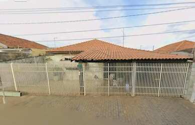 Imagem: A casa possui 2 Dormitórios, 3 Banheiros, 2 Vagas na garagem