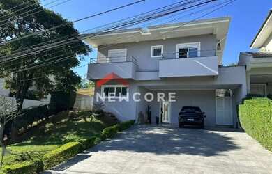 Imagem: A casa em condomínio possui 5 Dormitórios, 5 Banheiros, 4