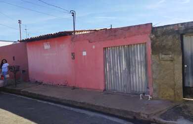 Imagem: A casa possui 4 Dormitórios, 2 Banheiros, 1 Vaga na garagem