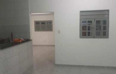 Imagem: A casa possui 3 Dormitórios, 2 Banheiros, 1 Vaga na garagem