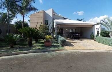 Imagem: A casa em condomínio possui 4 Dormitórios, 4 Vagas na garagem