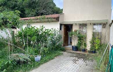 Imagem: A casa possui 3 Dormitórios, 1 Banheiro, 2 Vagas na garagem