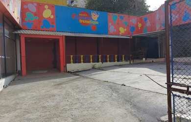 Imagem: O depósito possui 5 Vagas na garagem, 500m² de Área e está