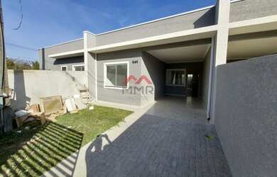 Imagem: A casa possui 3 Dormitórios, 1 Banheiro, 2 Vagas na garagem