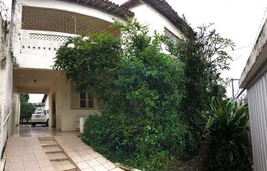 Imagem: A casa possui 5 Dormitórios, 3 Banheiros, 5 Vagas na garagem