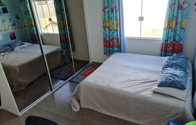 Imagem: A casa possui 3 Dormitórios, 2 Banheiros, 2 Vagas na garagem