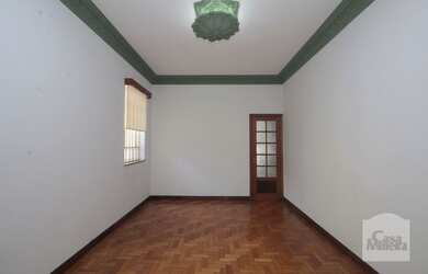 Imagem: A casa possui 3 Dormitórios, 2 Banheiros, 1 Vaga na garagem