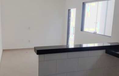 Imagem: A casa possui 2 Dormitórios, 2 Banheiros, 1 Vaga na garagem