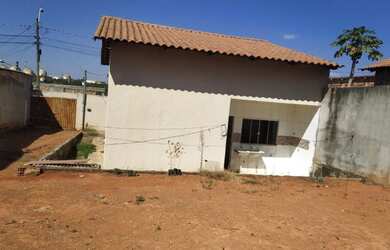 Imagem: A casa possui 2 Dormitórios, 2 Banheiros, 3 Vagas na garagem