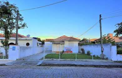 Imagem: A casa possui 3 Dormitórios, 2 Banheiros, 1 Vaga na garagem
