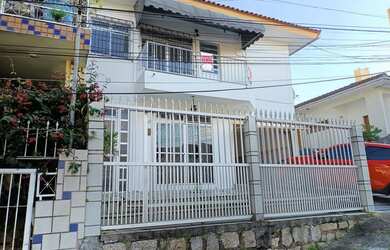 Imagem: A casa possui 2 Dormitórios, 4 Banheiros, 2 Vagas na garagem