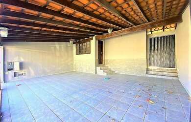 Imagem: A casa possui 3 Dormitórios, 2 Banheiros, 3 Vagas na garagem