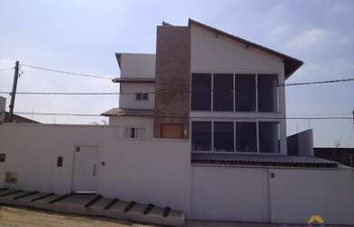 Imagem: A casa possui 3 Dormitórios, 5 Banheiros, 3 Vagas na garagem