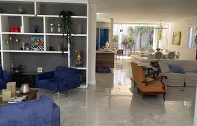 Imagem: A casa possui 4 Dormitórios, 5 Banheiros, 2 Vagas na garagem