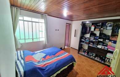 Imagem: A casa possui 4 Dormitórios, 3 Banheiros, 3 Vagas na garagem