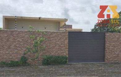 Imagem: A casa em condomínio possui 4 Dormitórios, 1 Banheiro, 4 Vagas