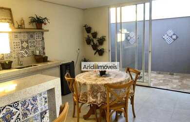 Imagem: A casa em condomínio possui 3 Dormitórios, 2 Banheiros, 2