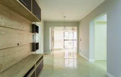 Imagem: O apartamento possui 3 Dormitórios, 1 Banheiro, 1 Vaga na garagem